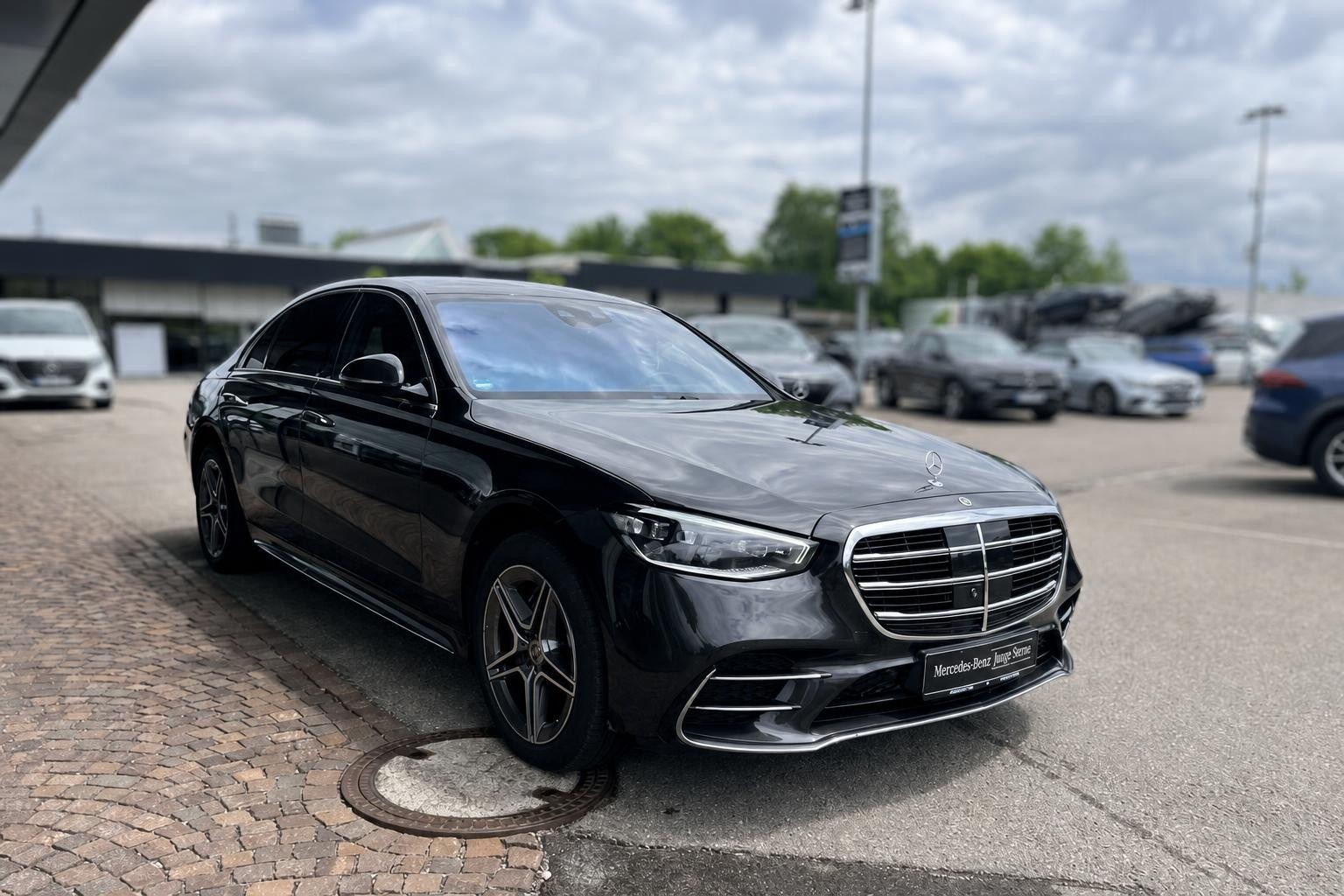 Blur background and sharpen car Retouched